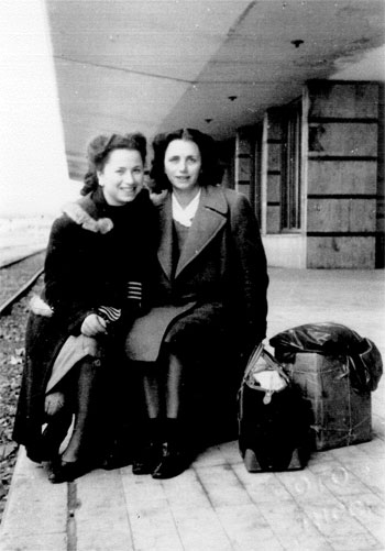 Nella Ricci (a destra) nel 1947, alla stazione ferroviaria di Montecatini Terme.